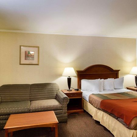 Econo Lodge Inn & Suites Northborough Exterior photo