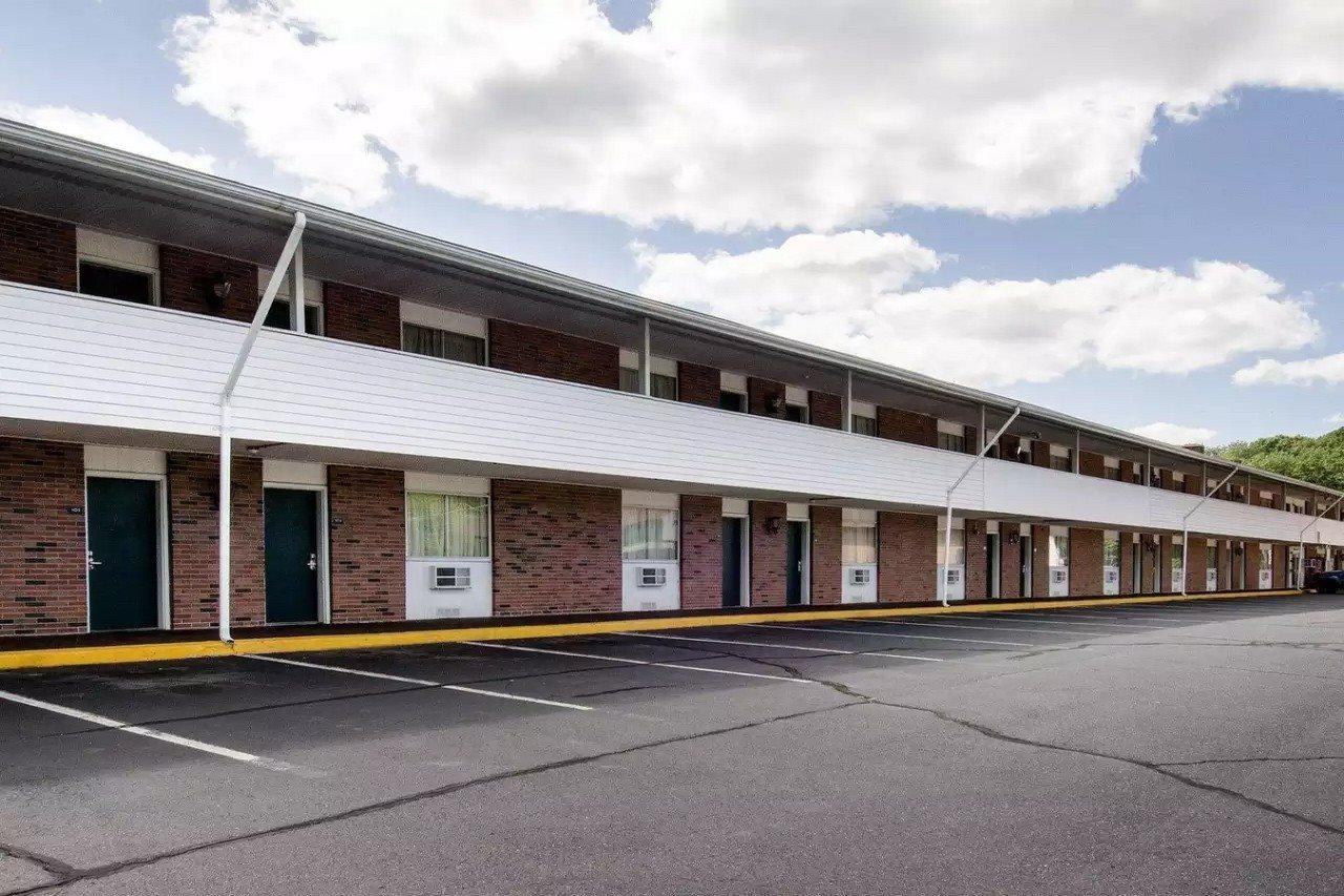 Econo Lodge Inn & Suites Northborough Exterior photo