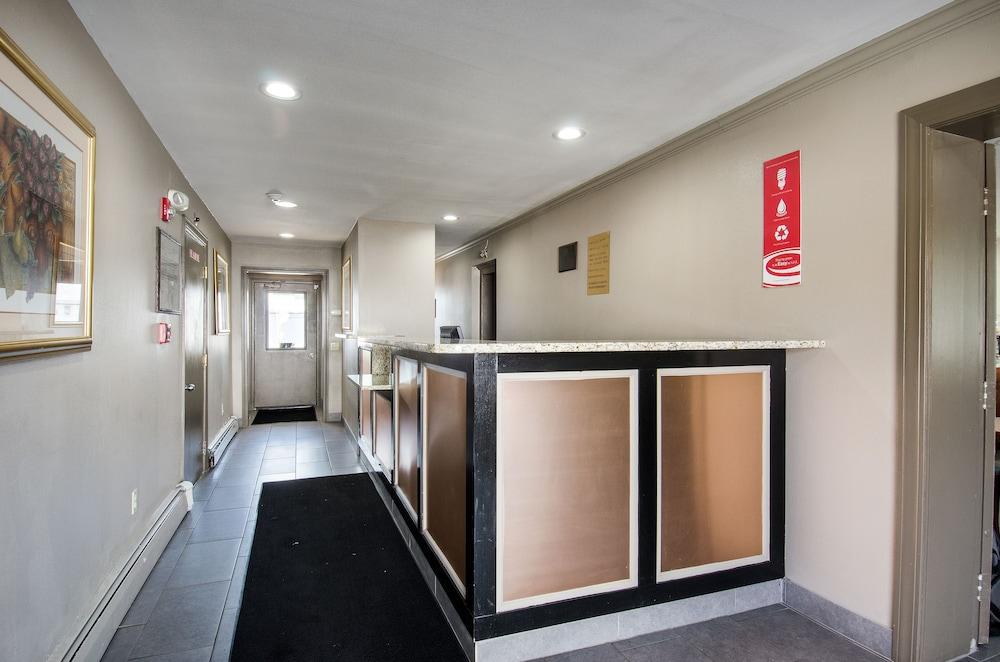 Econo Lodge Inn & Suites Northborough Exterior photo