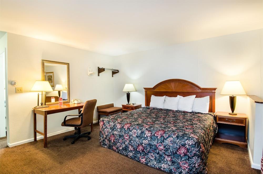 Econo Lodge Inn & Suites Northborough Exterior photo
