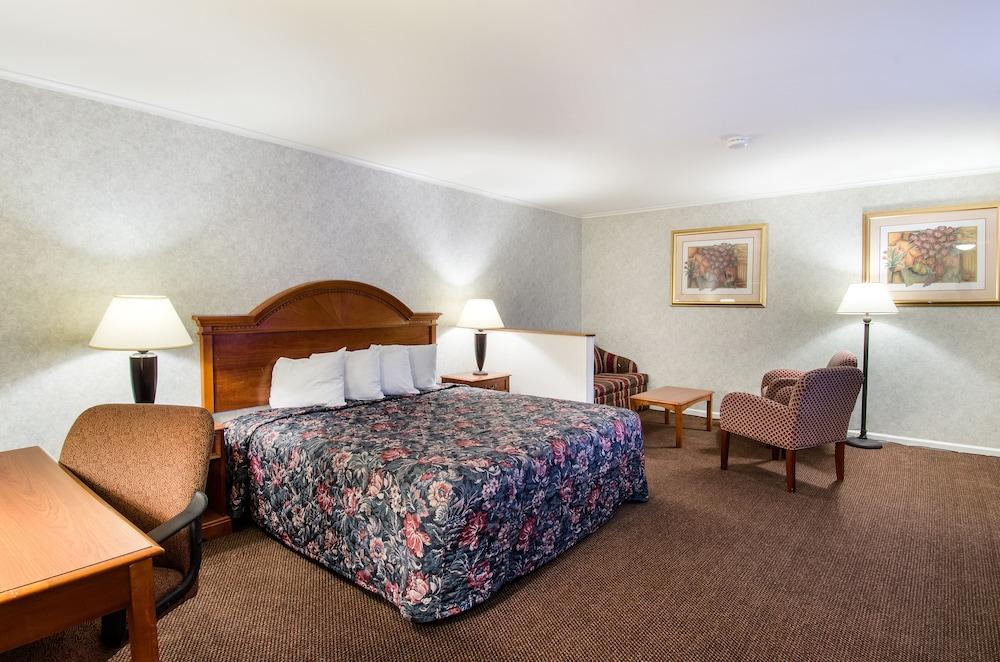 Econo Lodge Inn & Suites Northborough Exterior photo