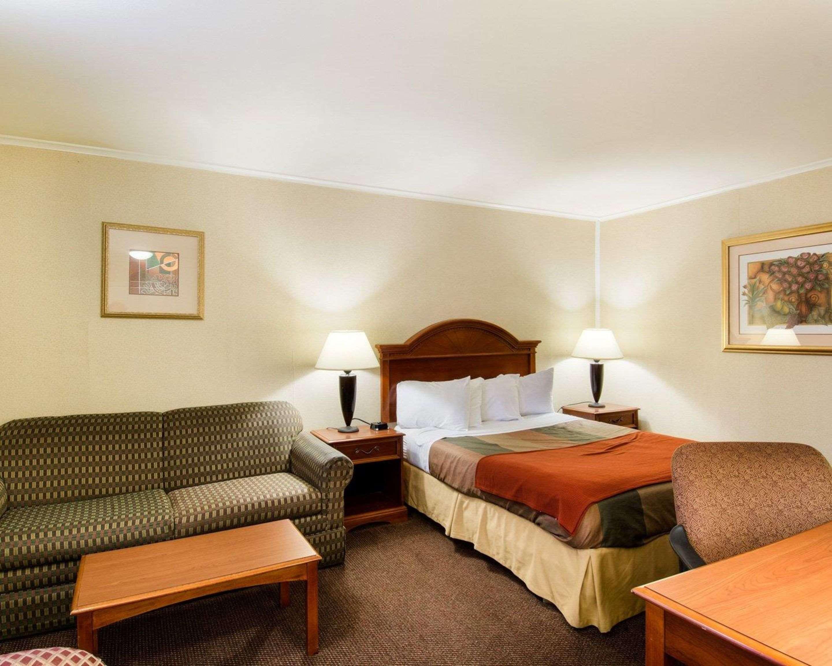 Econo Lodge Inn & Suites Northborough Exterior photo