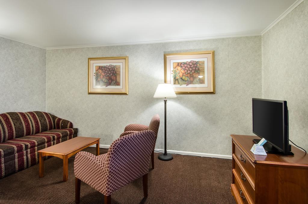 Econo Lodge Inn & Suites Northborough Exterior photo