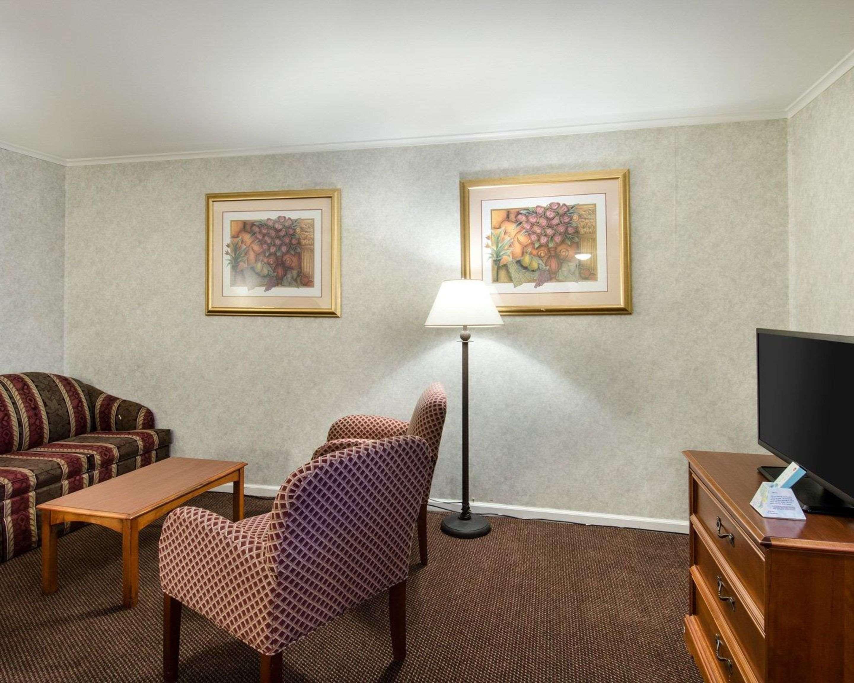 Econo Lodge Inn & Suites Northborough Exterior photo