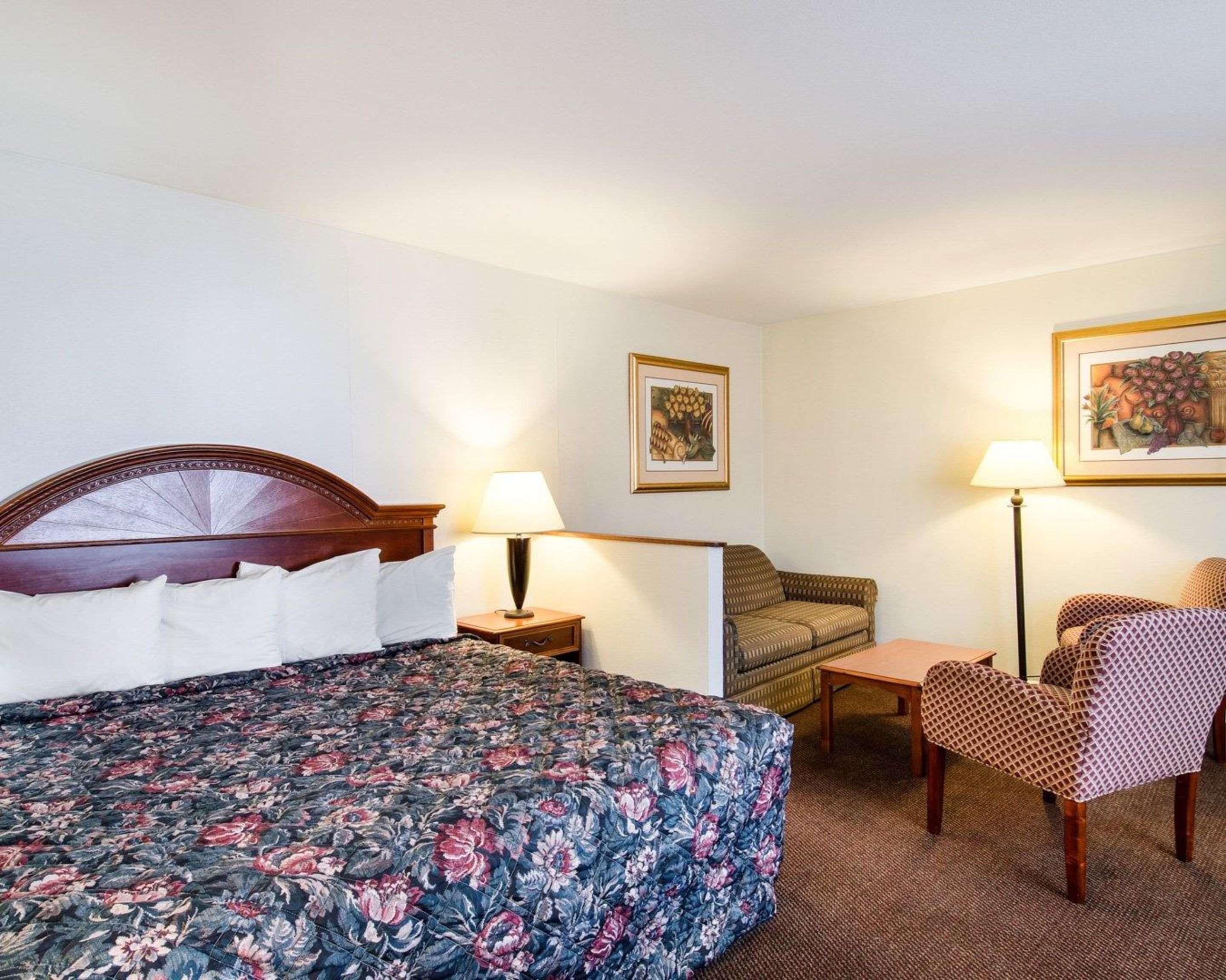 Econo Lodge Inn & Suites Northborough Exterior photo