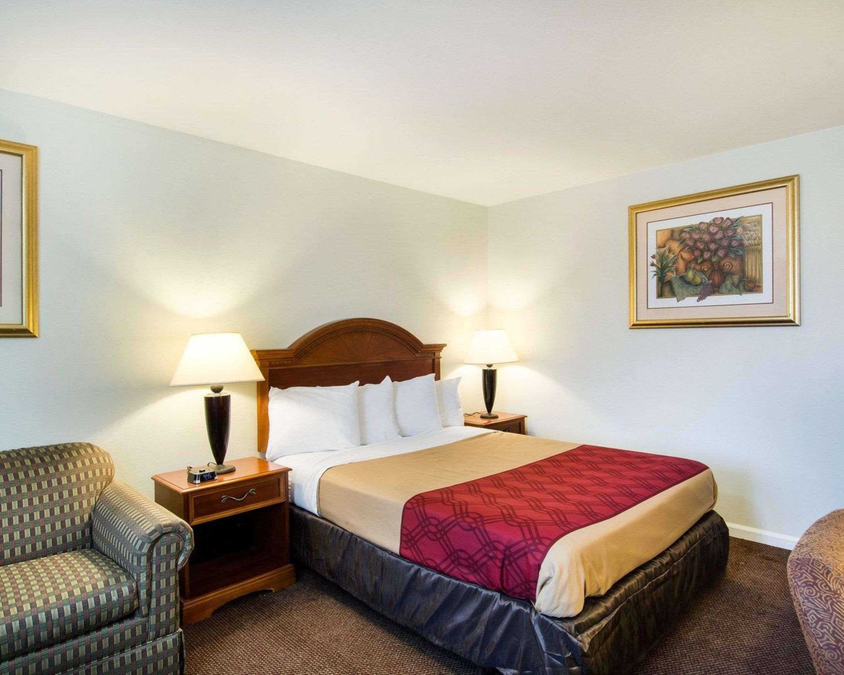 Econo Lodge Inn & Suites Northborough Exterior photo